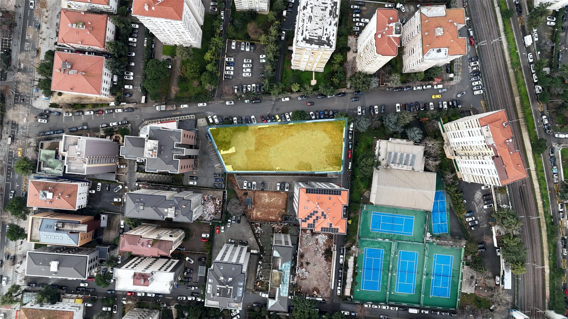 Aerial photo marking the Çelik İnşaat Management Building plot on Ulus Street, Suadiye, Kadıköy