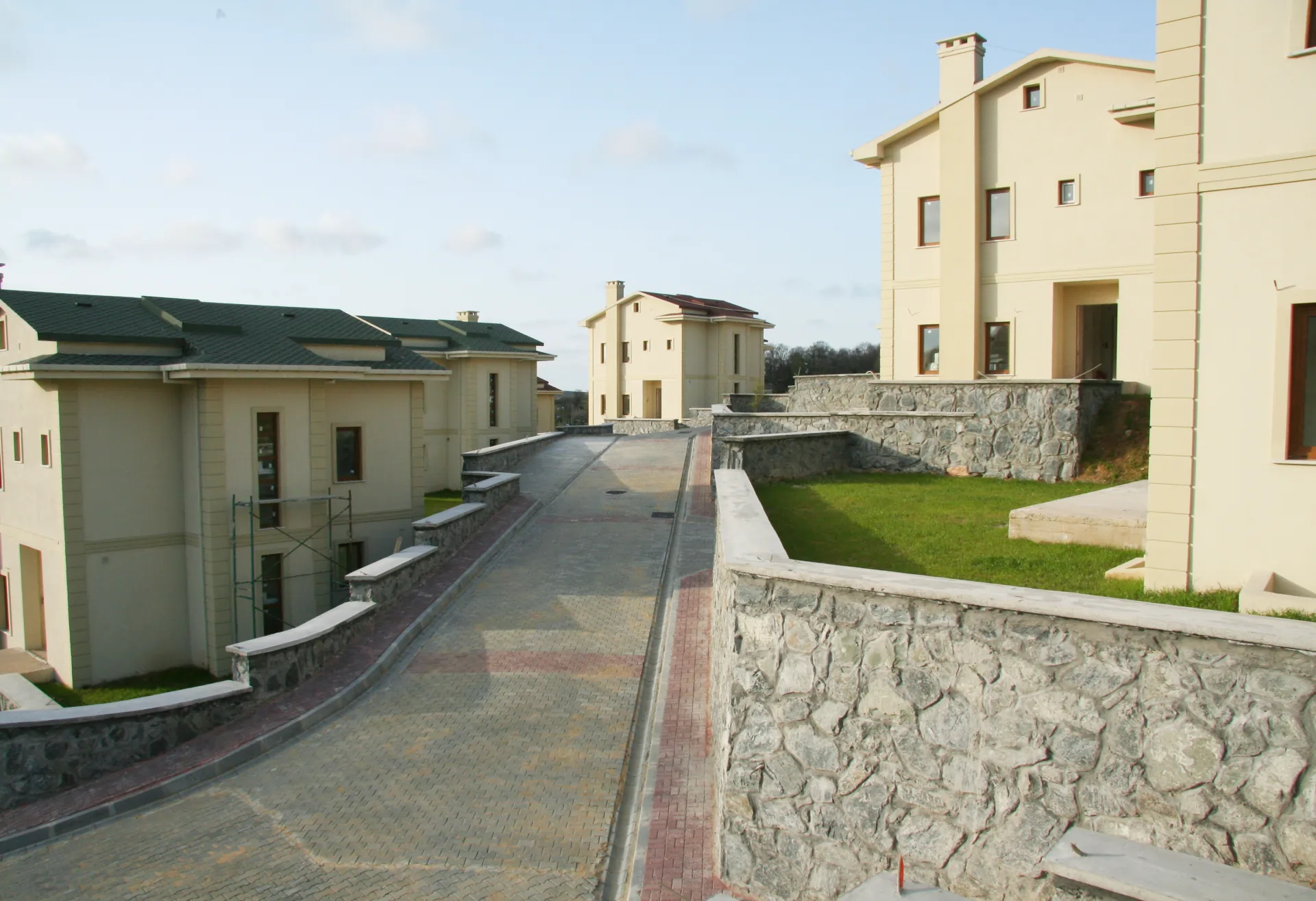 Internal road and stone-clad retaining walls between the villas at Zekeriyaköy Genç Villas, Zekeriyaköy, Sarıyer